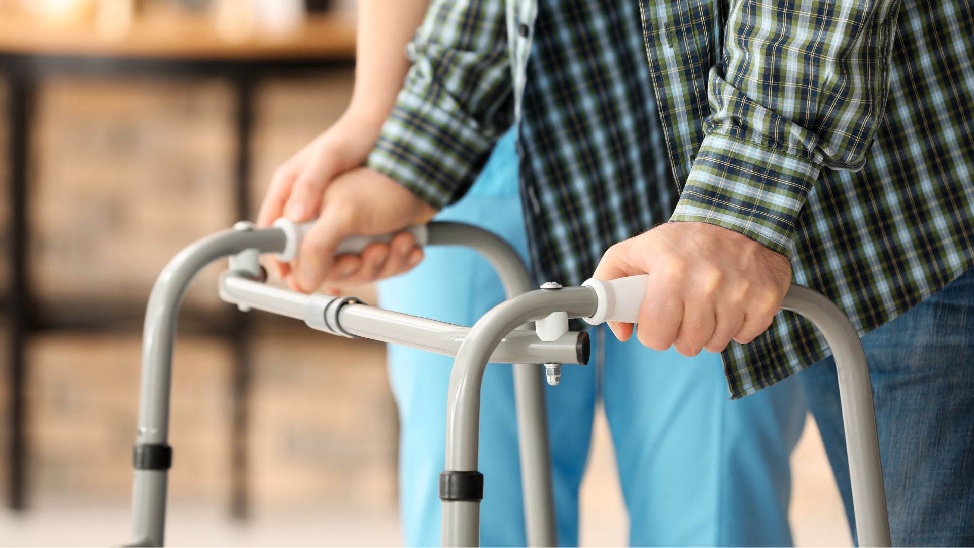 Persoană asistată care folosește un cadru de mers pentru sprijin și mobilitate